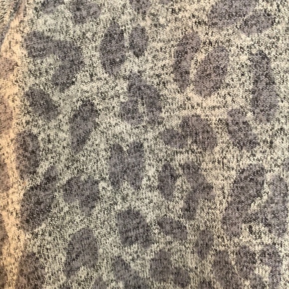 Buffalo grey leopard women’s sweater - Picture 4 of 9